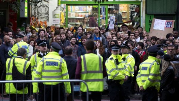 Supporters gather outside the Union Chapel as they wait for the arrival of Britain's opposition Labour Party leader Jeremy Corbyn at an election rally at Union Chapel in Islington, north London on June 7, 2017. (AFP/Isabel Infantes)