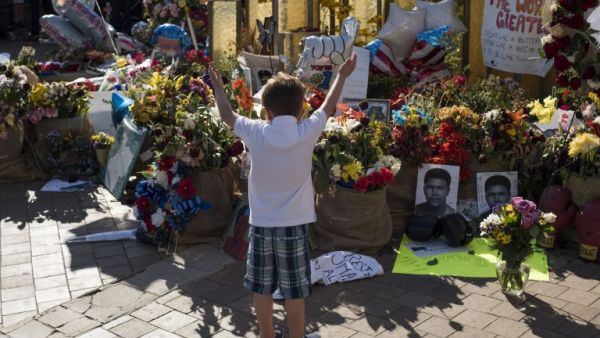 A boy raises his arms in the air in front of a memorial at the Muhammad Ali Center on June 10, 2016 in Louisville, Kentucky.  (AFP/Ty Wright) A boy raises his arms in the air in front of a memorial at the Muhammad Ali Center on June 10, 2016 in Louisville, Kentucky.  (AFP/Ty Wright)