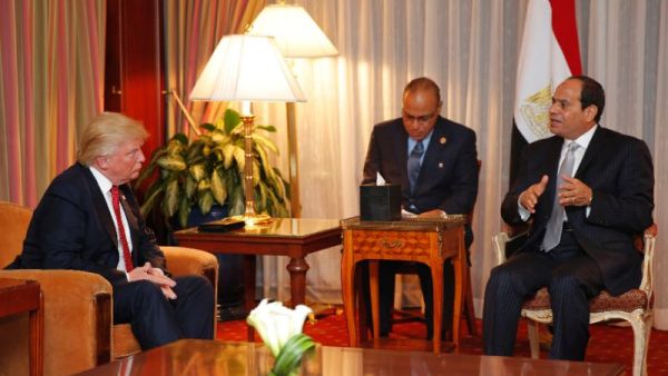 Republican presidential candidate Donald Trump looks meets with Egyptian President Abdel Fattah el-Sisi at the Plaza Hotel on September 19, 2016 in New York. (AFP Photo/Dominick Reuter)