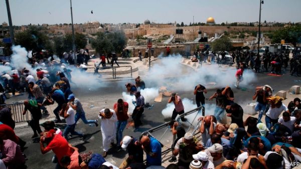 Water canons fired on worshippers by Israeli police as they enter the Jerusalem's Al Aqsa mosque compound (AFP/ File Photo)