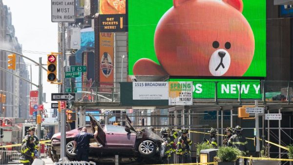 A wrecked car sits in the intersection of 45th and Broadway in Times Square, May 18, 2017 in New York City. (DREW ANGERER / GETTY IMAGES NORTH AMERICA / AFP)