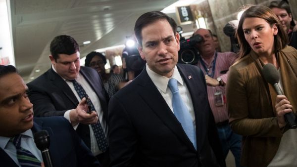 Flanked by reporters, Sen. Marco Rubio walks to a Senate Foreign Relations Committee business hearing to vote on US Secretary of State nominee Rex Tillerson, on Capitol Hill, January 21, 2017 in Washington, DC. (AFP/Drew Angerer)