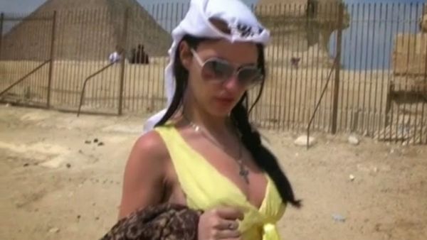 سائحة أجنبية تصور فيلمًا إباحيًا عند الأهرامات في مصر