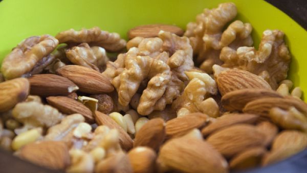 يحتوي اللوز والجوز على العديد من المواد الحيويّة الفعالة 
 يحتوي اللوز والجوز على العديد من المواد الحيويّة الفعالة