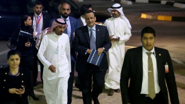 United Nations Special Envoy to Yemen, Ismail Ould Cheikh Ahmed (C) arrives to give a press conference at the Information ministry in Kuwait City on April 26, 2016.  (AFP/Yasser al-Zayyat)