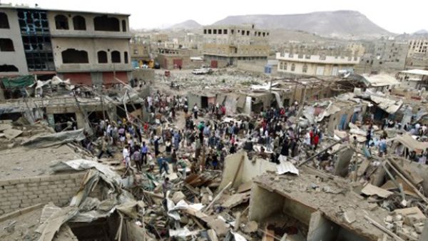 Vendors hunt for goods from under the rubble of their shops following an air strike by the Saudi-led coalition on the Yemeni capital Sanaa on 20 July 2015 (AFP/Mohammed Huwais)