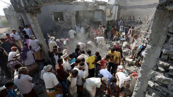 Yemenis gather amidst the rubble at a detention centre hit by Saudi-led coalition air strikes in al-Zaidia district of the Red Sea port city of Hodeidah. (AFP/ Photo)
