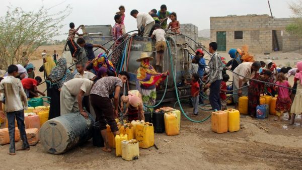 Yemenis collect water from a donated source amid an ongoing wide spread disruption of water supplies in an impoverished coastal village on the outskirts of the Yemeni port city of Hodeidah, on April 17, 2017. (AFP/Stringer)