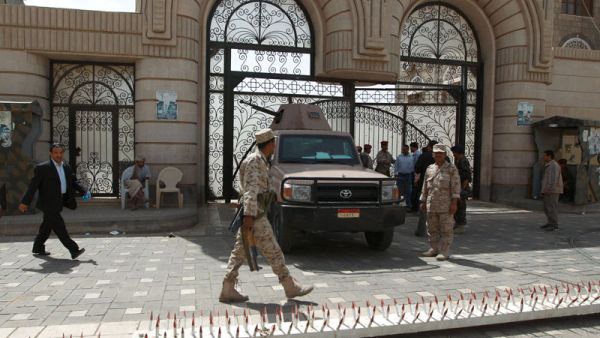 Yemeni soldiers stand guard outside the cabinet headquarters during the weekly parliament session with Yemeni ministers. (AFP/File)
