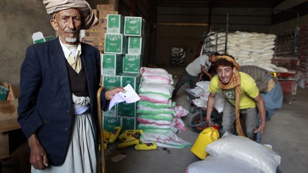 سكان ومسعفون: مقتل 14 في غارة جوية على شاحنات وقود في اليمن
