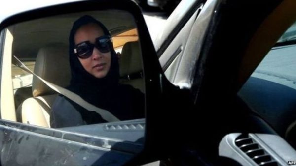 لوحات ارشادية في الطرق السعودية لقيادة المراة