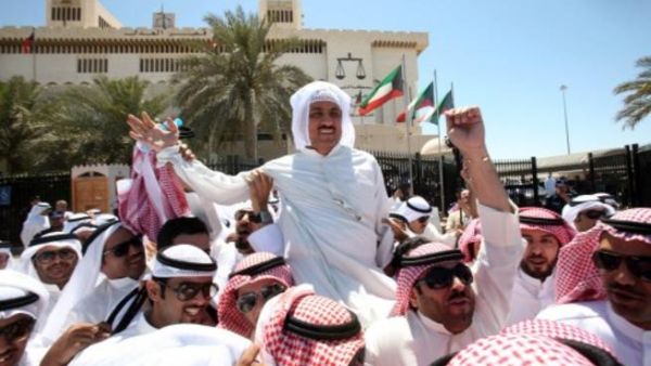 انصار البراك يحتفلون به بعد خروجه من المحكمة/أ.ف.ب