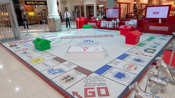 نسخة ابتسم من لعبة مونوبولي العملاقة هي نسخة خاصة من اللعبة العالمية تضمّ معالم جديدة مستلهمة من دبي كأسعد مدينة في العالم.