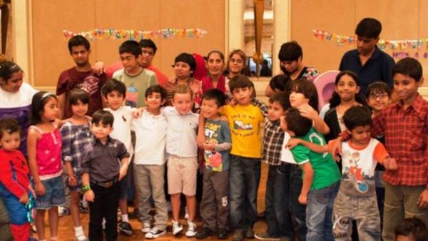عدد من الأطفال ذوي الاحتياجات الخاصة خلال الحفل