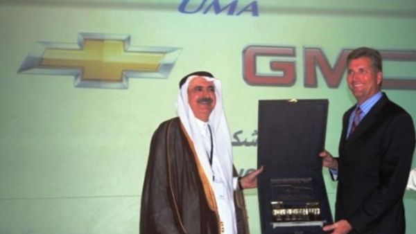 Mohammad Abdel Jawad, UMA Chairman honoring John Stadwick, President of GM
