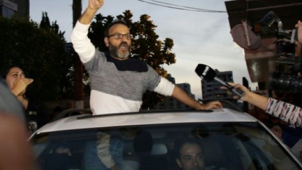  Lebanese actor Ziad Itani speaks to the press as he arrives to his house in Beirut following his release on March 13, 2018 (AFP/File Photo)