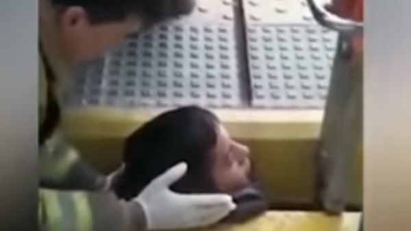 Man whose head was trapped between a train and a platform (Screenshot)