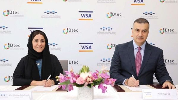 Shahla Abdulrazak and Ihab Ayoub signing the agreement Shahla Abdulrazak and Ihab Ayoub signing the agreement