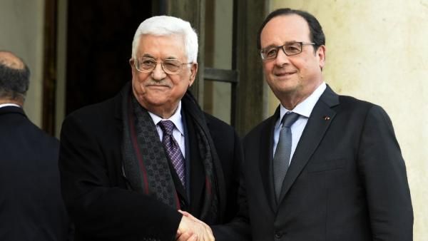 Mahmoud Abbas welcomed by French President Francois Hollande in Paris. (AFP/Dominique Faget)