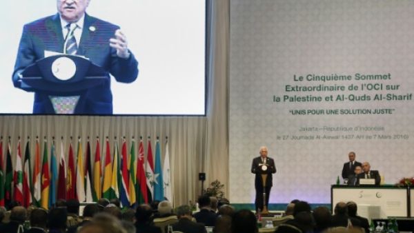 الرئيس الفلسطيني محمود عباس متحدثا امام المؤتمر