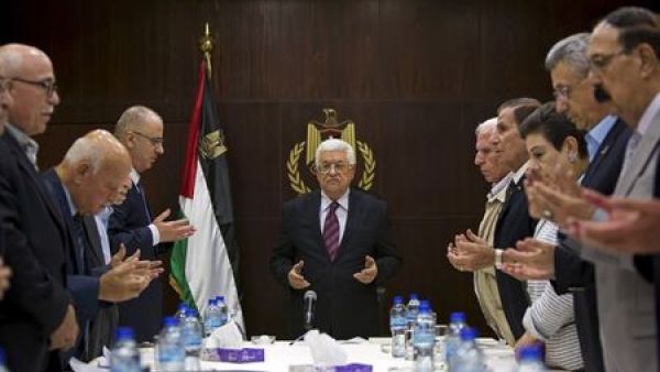 عباس يشعل الساحة السياسية بمحاولة التعديل في منظمة التحرير 