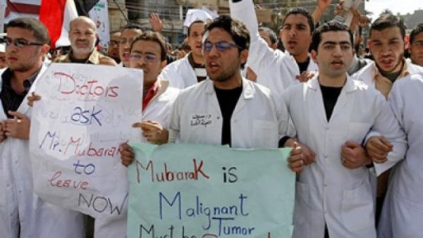 Egyptian doctors and medical students join the anti-government demonstration at Tahrir Square on February 10, 2011 (AFP/Mohammed Abed)
