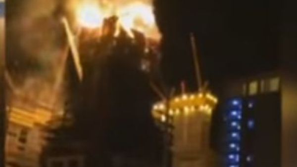 النيران تلتهم "أبو ظبي بلازا" في أستانا - يوتيوب