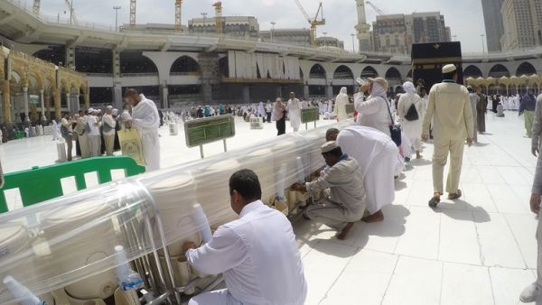 The emirate of Abu Dhabi seeks to rationalize 50 percent of the water used in mosques by replacing normal taps with other more efficient ones. (Shutterstock)