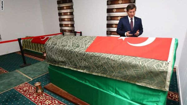 داود أوغلو يقرأ الفاتحة عند ضريح سليمان شاه