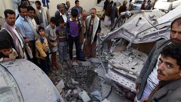 أحد المقاتلين في الحديدة يتفقد جثة أحد زملائه الذين قتلوا في المعارك