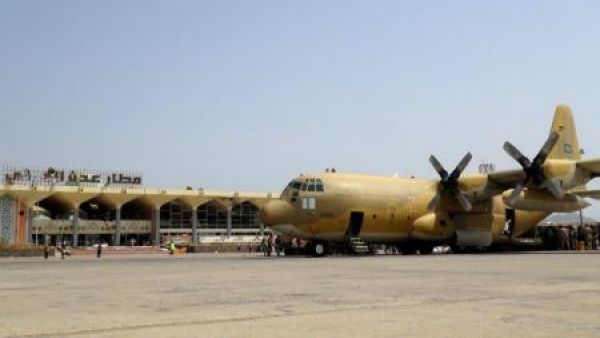 طائرة نقل عسكرية سعودية في مطار عدن الدولي
