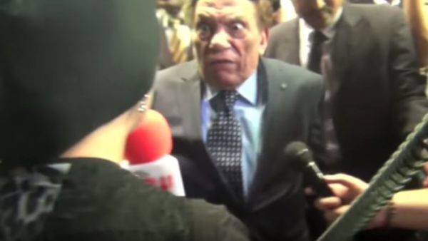 عادل إمام يصدم مراسلة في عزاء رفعت السعيد