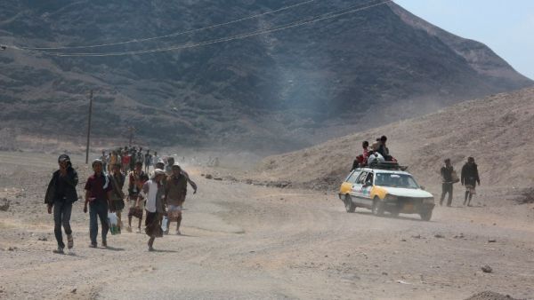 Yemeni conscripts leave after a suicide bomber killed at least 14 people at the Ras Abbas military camp in the west of the southern city of Aden on February 17, 2016. (AFP/Saleh al-Obeidi)