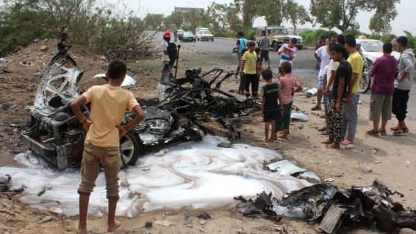 Aden residents examine the charred remains of a car bomb in Aden on July, 15. (AFP/Saleh al-Obeidi)