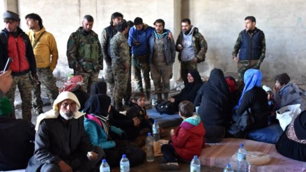 Displaced Syrian families gather at a makeshit camp in the government-held district of Jibreen in Aleppo, November 27, 2016. (AFP/George Ourfalian) 