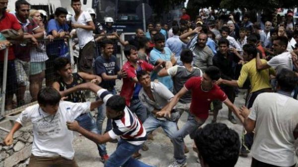 لقي عشرون شخصا مصرعهم في مقام صوفي شرق باكستان طعنا بالسكاكين وضربا بالعصي