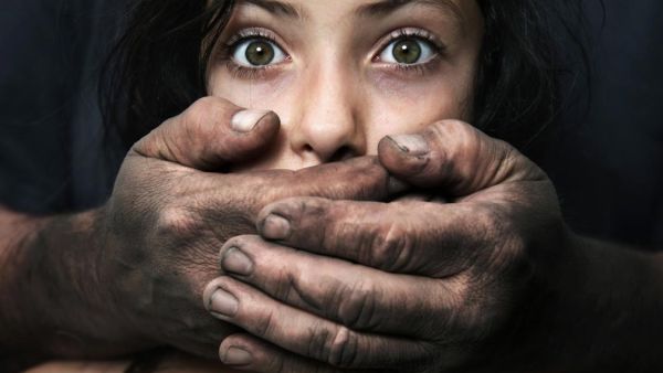 تساعد زوجها على اغتصاب ضرتها القاصر
