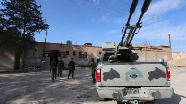 قوة مقاتلة من المعارضة السورية امام سجن في محافظة الحسكة 
