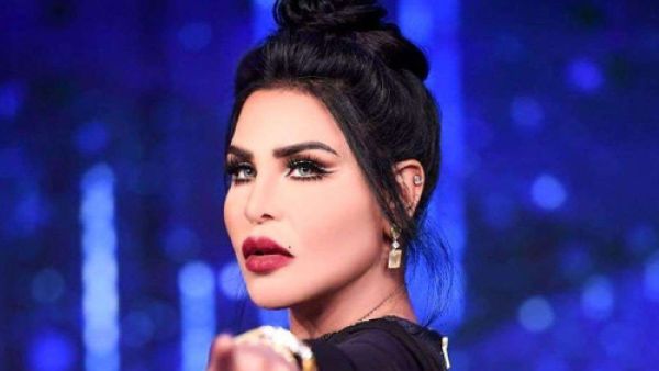 النجمة أحلام تتألق بفستان مقلم من جيفنشي مع قصة شعر بغرّة ساحرة

