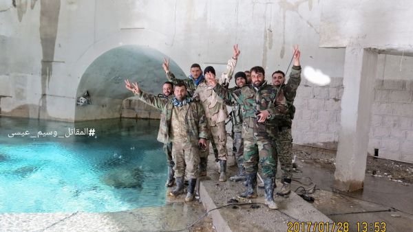 عناصر من الجيش السوري داخل عين الفجة
