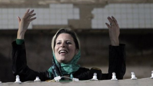 طعنت عائشة ابنة القذافي، التي تعيش في سلطنة عُمان مع أسرتها، على قرار الحظر