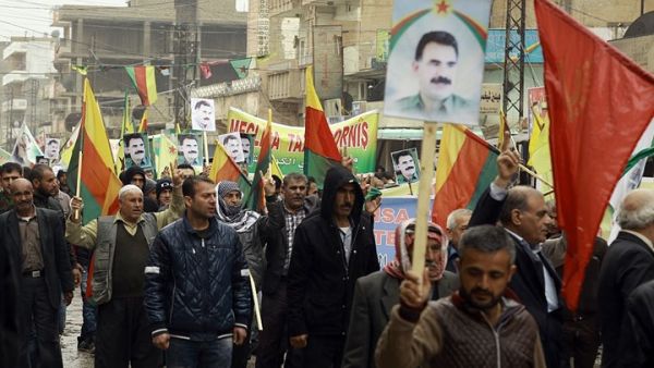 أكراد سوريون في القامشلي يرفعون صور عبد الله أوجلان