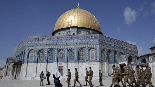 Israeli soldiers walk past the Dome of the Rock in the Al-Aqsa mosque compound, Islam's third-holiest site. (AFP/ File Photo)