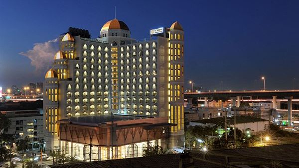 ينظم محاضرات إسلامية لأطقم العاملين فيه الذين بينهم مسلمون وبوذيون وأتباع ديانات أخرى