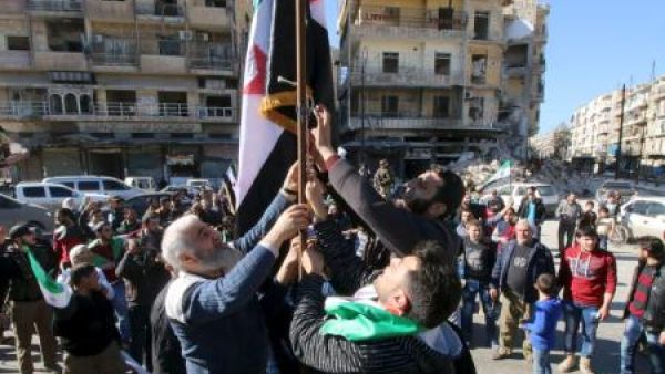 محتجون ينصبون علما للمعارضة السورية في حلب
