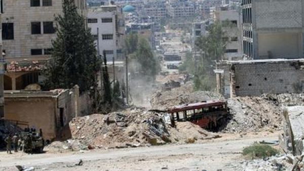 قوات موالية للحكومة السورية تتمركز قرب سواتر ترابية بعد تقدمها على الطرف الجنوبي من طريق الكاستيلو في حلب

