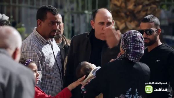 الصدمة 2 | المصريون يمنعون سيدة من ترك طفلها بالشارع