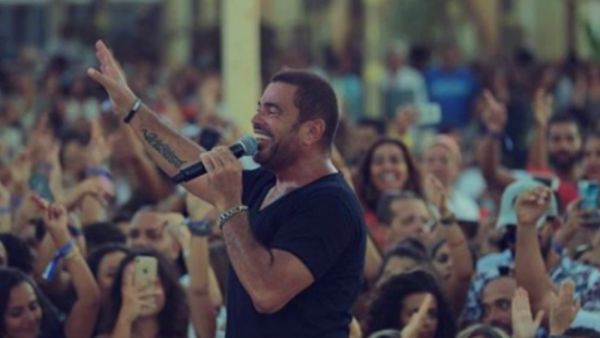 Amro Diab moved his bodyguard away from the stage by hitting him in front of the audience during his North coast concert (amrdiab - Instagram)