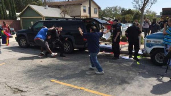 3 جرحى في أعمال عنف اثناء اجتماع لمجموعة عنصرية في كاليفورنيا
