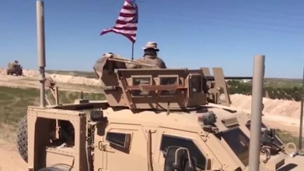 آليات والعلم الأمريكي فوق بعض النقاط، والوحدات السكنية الخاصة بالجنود الأمريكيين 